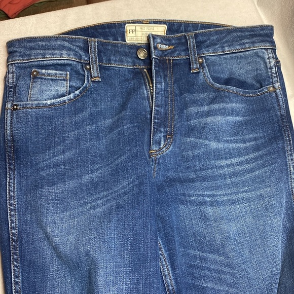 Free People 61855-16515125 distressed blue jeans size 30 - Picture 3 of 9